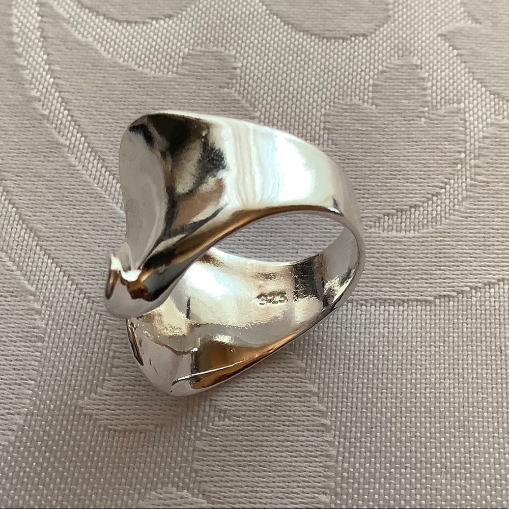 Bright polished silver ring, unique, Adjustable size 6-8 - Picture 5 of 9